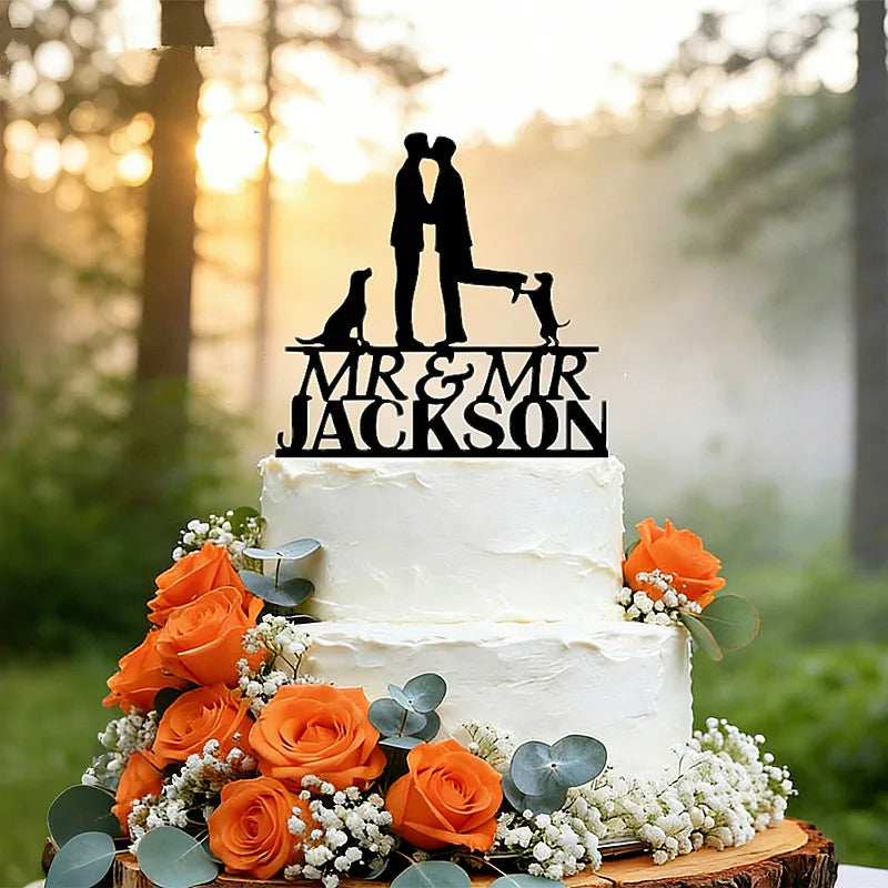 Cake topper personalizado Mr & Mrs con apellido para boda en acrílico o madera sobre pastel de celebración.