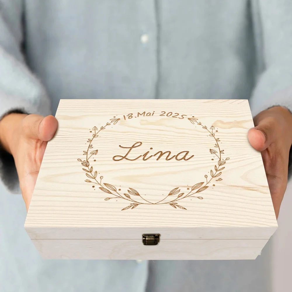 Caja de madera personalizada con tapa y cierre metálico para guardar recuerdos, fotografías, cartas, postales y regalos especiales.