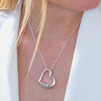 Collar de corazón personalizado para mujer con nombres grabados, joyería elegante de cobre con charms intercambiables, ideal como regalo para mamá y ocasiones especiales.
