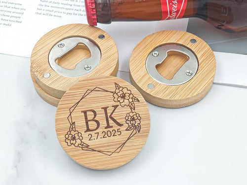 Detalle del grabado con iniciales en el abridor de madera