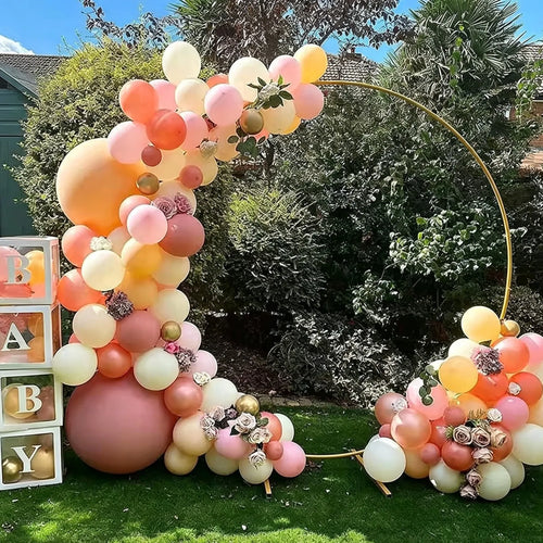 Arco metálico redondo montado en la ceremonia