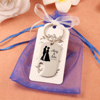 Llavero abridor personalizado de acero inoxidable con grabado láser de nombre y fecha, ideal como recuerdo de boda y regalo para invitados.
