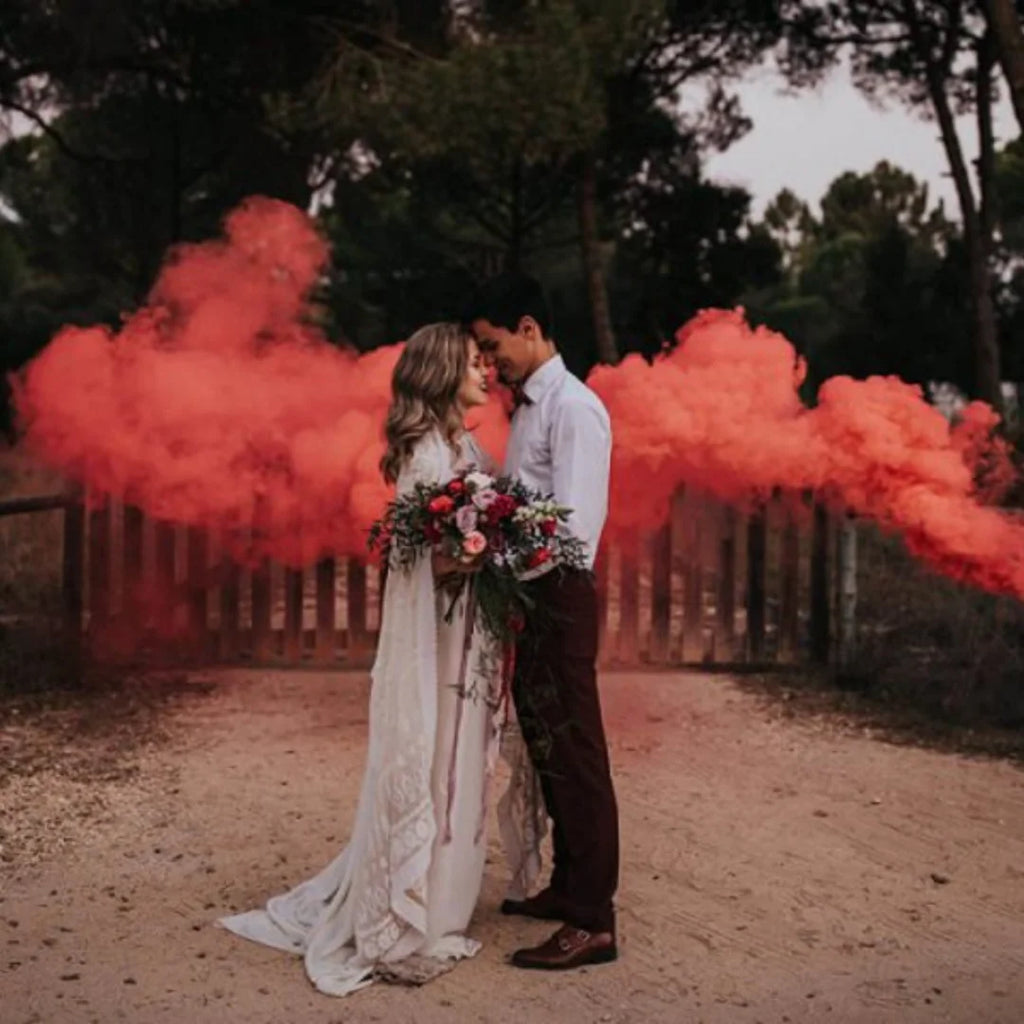 Novios posando con humo de colores